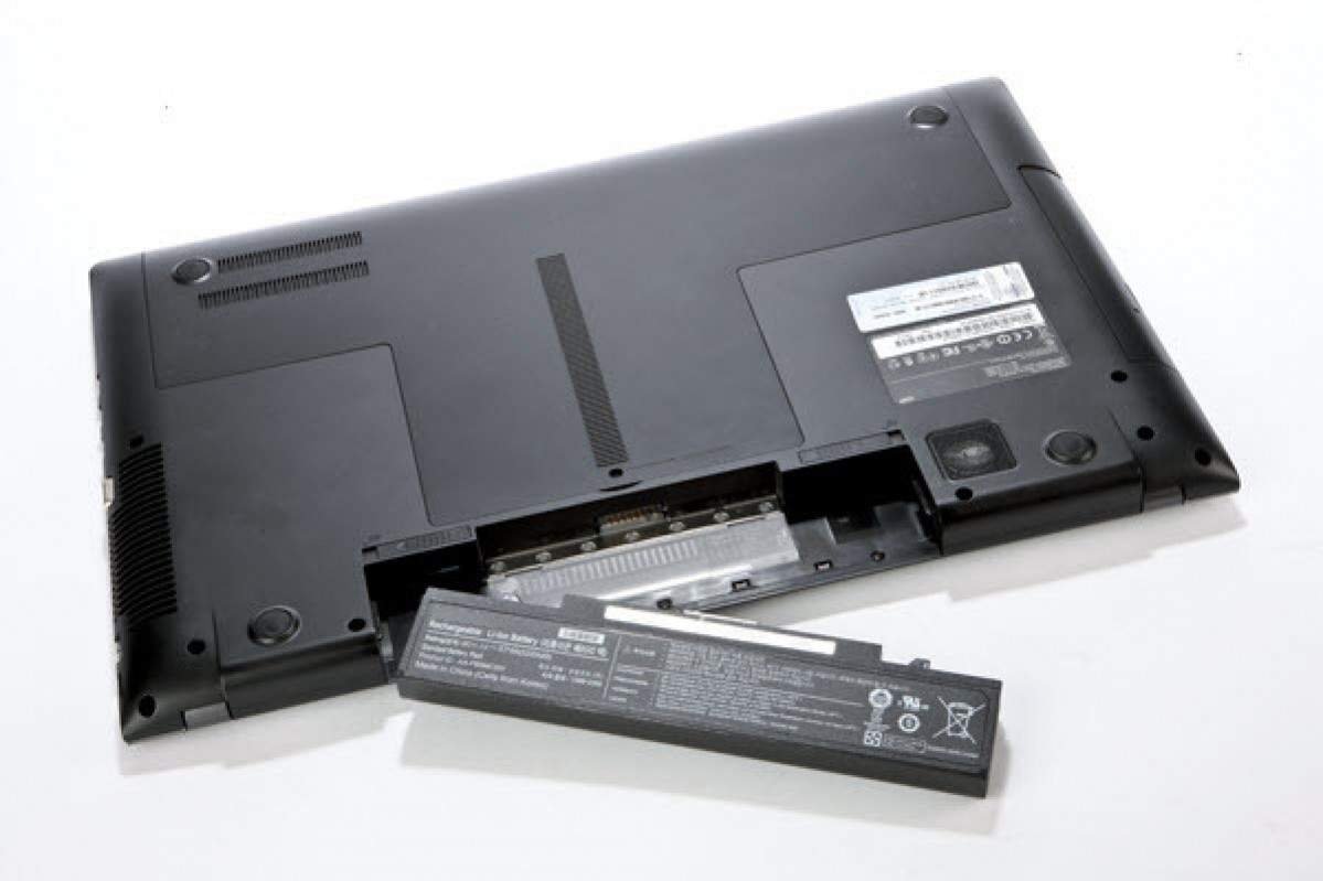 lokasi baterai laptop