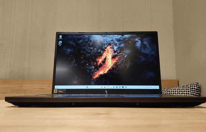 Nitro V15 tetap memiliki identitas gaming yang kuat, tetapi tidak terlihat berlebihan
